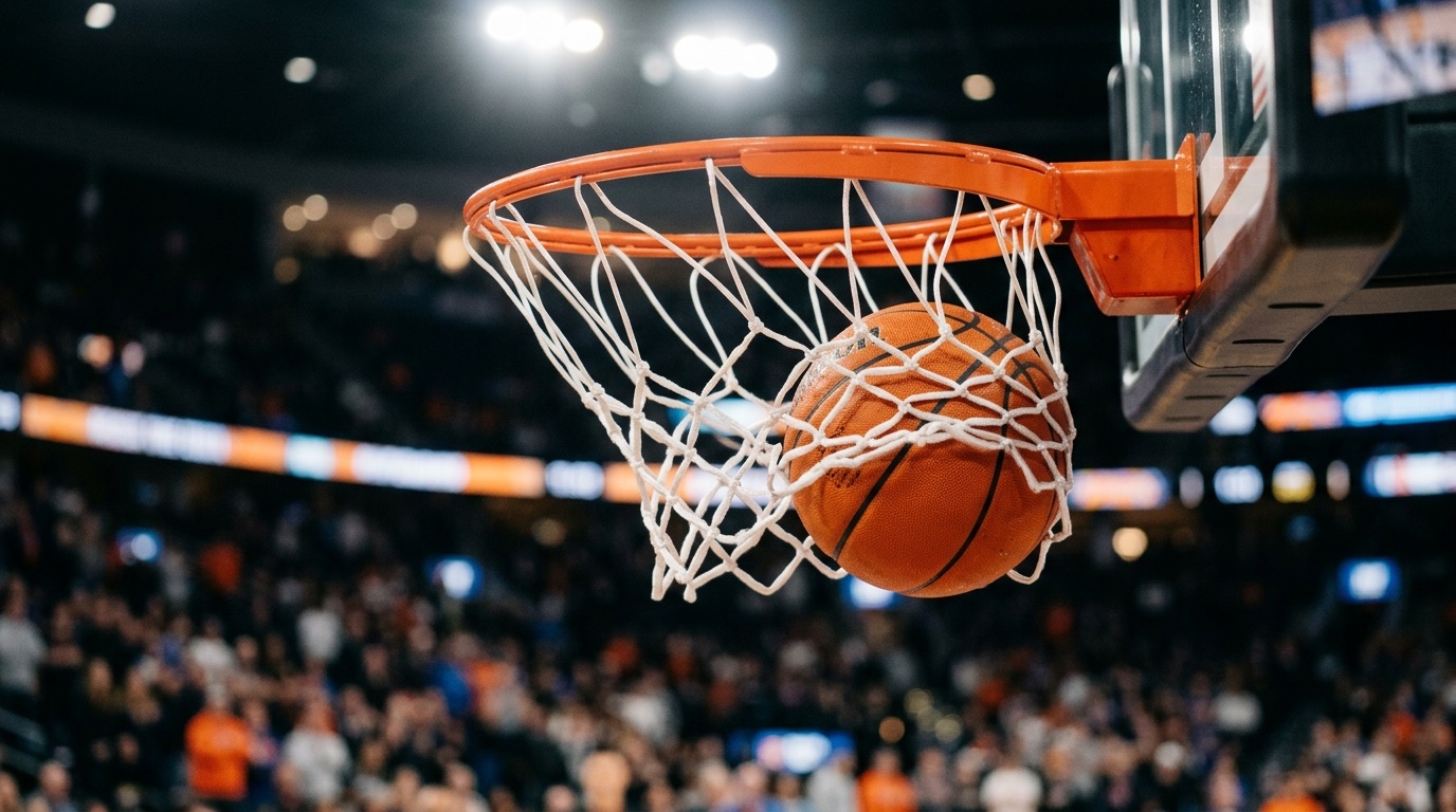 Balón de baloncesto entrando a la canasta