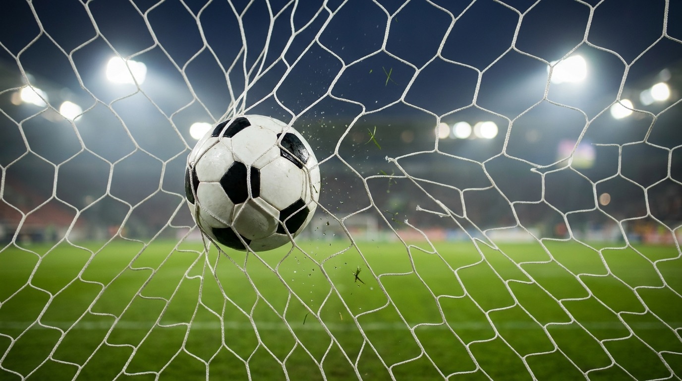 Balón de fútbol entrando en la portería, apuestas de goles Italia vs Hungría